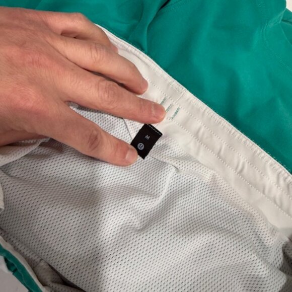 lululemon Men’s Swim Shorts Green Size M Lined Drawstring - Picture 2 of 4